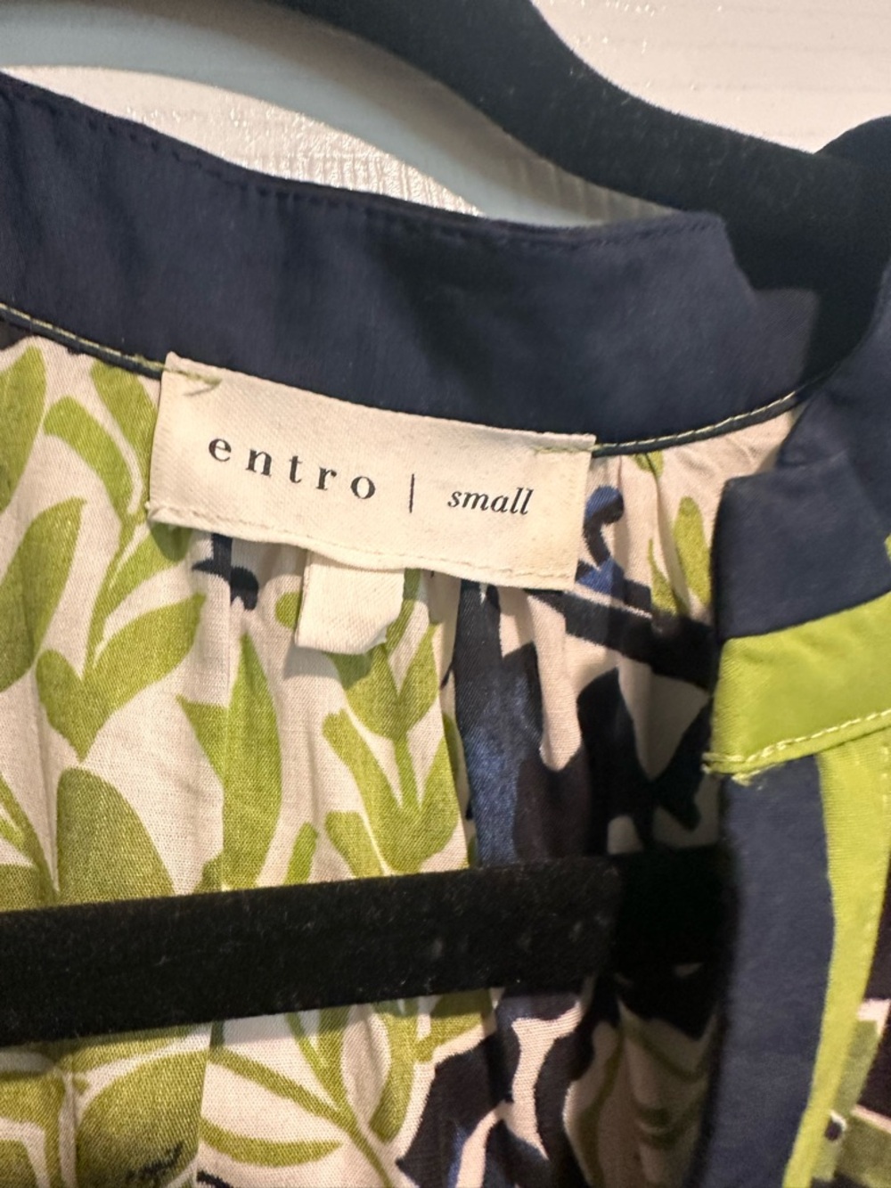 Entro NWOT Floral V-Neck Tiered Midi Dress in Navy and Olive - Picture 4 of 4